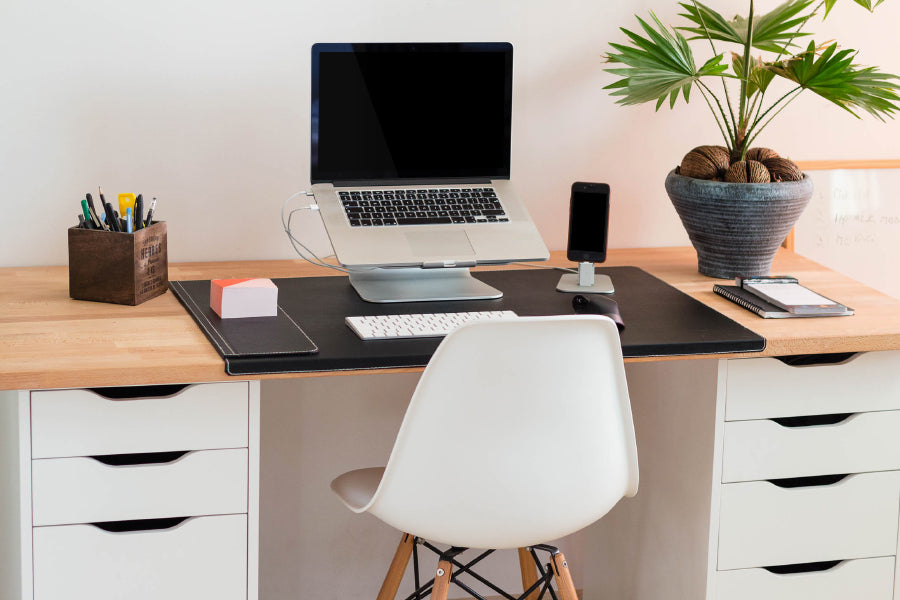 Free 4 Macbook Pro and iPhone PSD Mockups