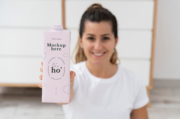 Free Athletic Woman With Water Bottle Mock-Up Psd