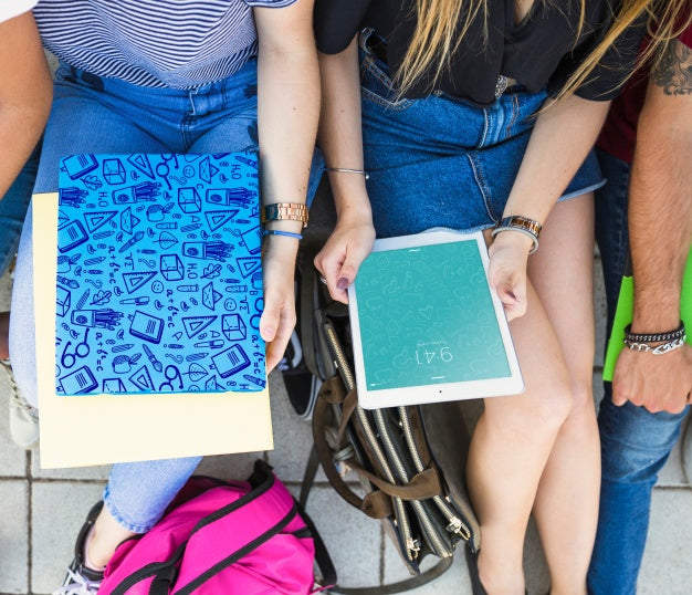 Free Back To School Concept With Girls Looking At Tablet And Cover Psd