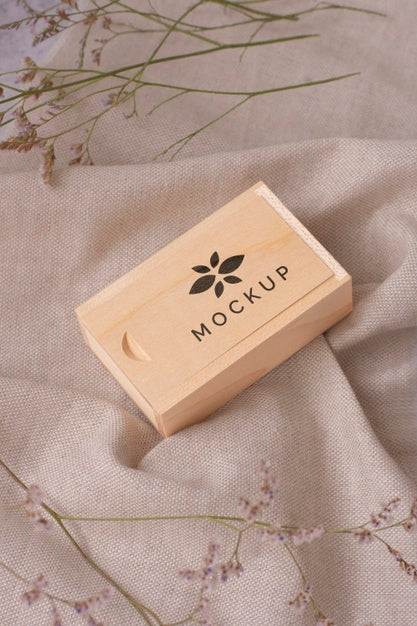 Free Beautiful Accessories Mockup In Real Context Psd