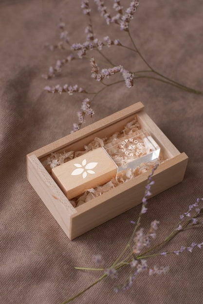 Free Beautiful Accessories Mockup In Real Context Psd