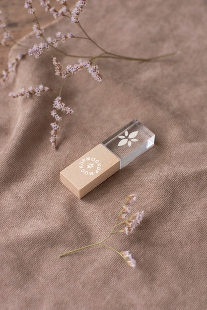 Free Beautiful Accessories Mockup In Real Context Psd