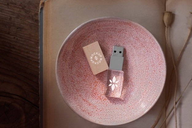 Free Beautiful Accessories Mockup In Real Context Psd