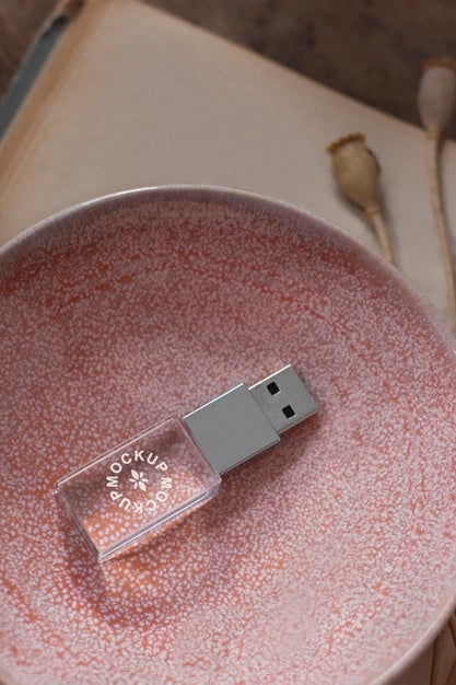 Free Beautiful Accessories Mockup In Real Context Psd