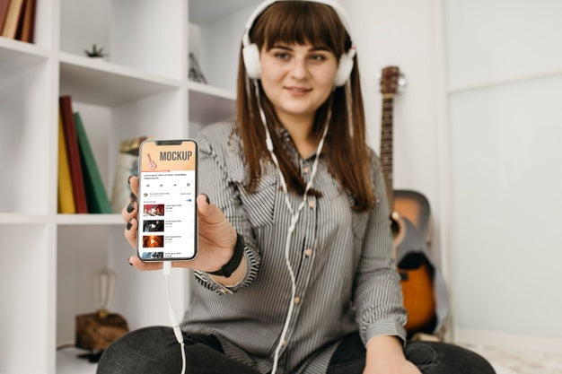 Free Blogger Streaming At Home With Device Mockup Psd