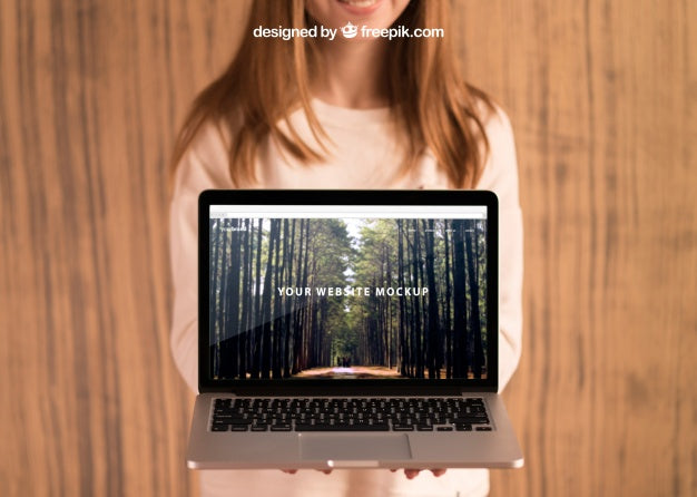 Free Blonde Woman Presenting Laptop Psd