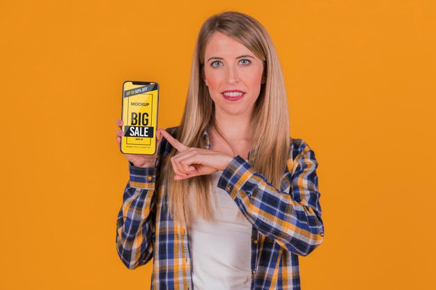 Free Blonde Woman With Smartphone Concept Mock-Up Psd