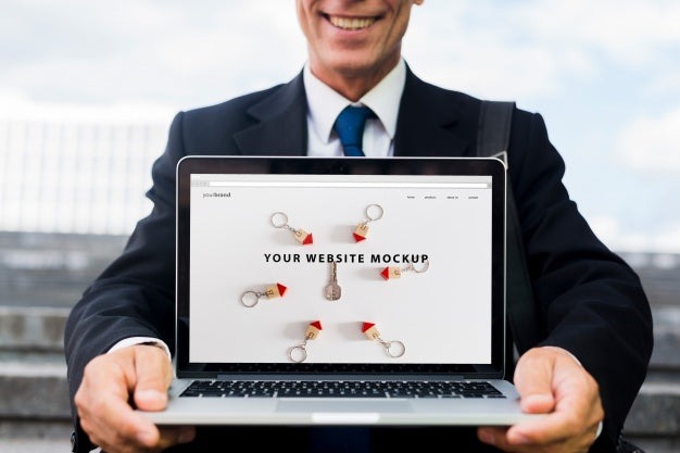 Free Businessman Presenting Laptop Mockup Psd