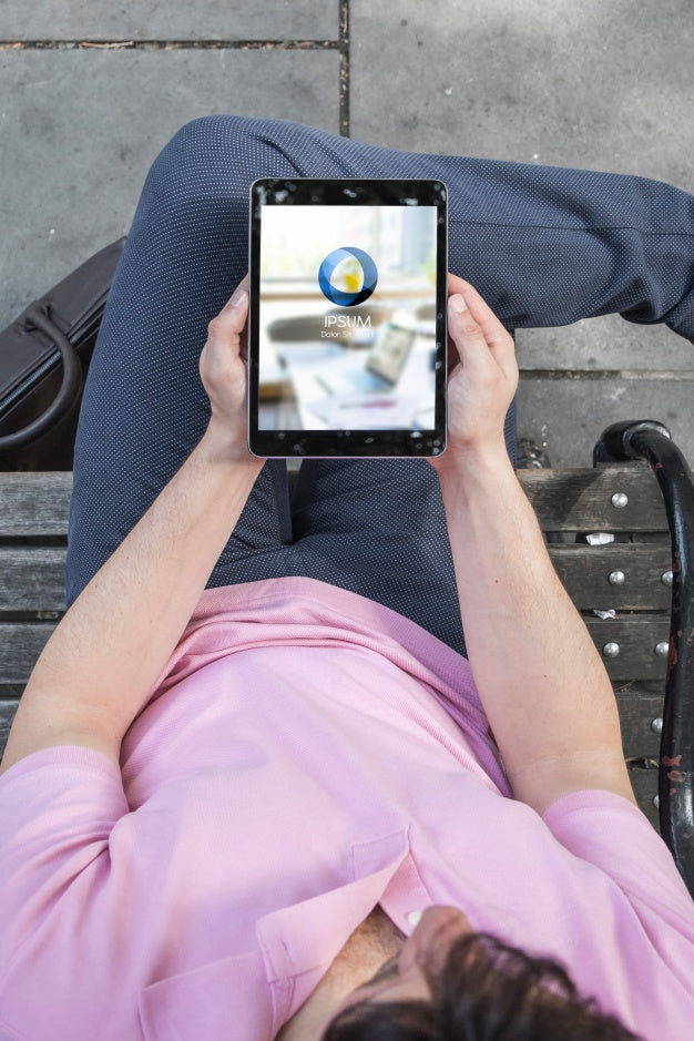 Free Businessman Using Tablet Mockup Psd