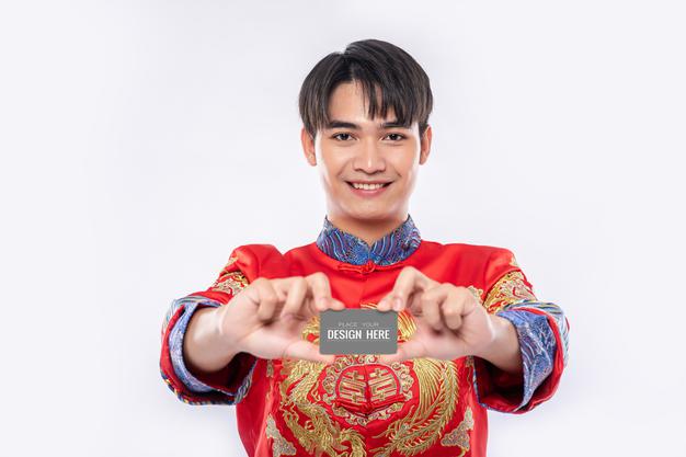 Free Chinese Man Hold Blank Credit Card Mockup Psd
