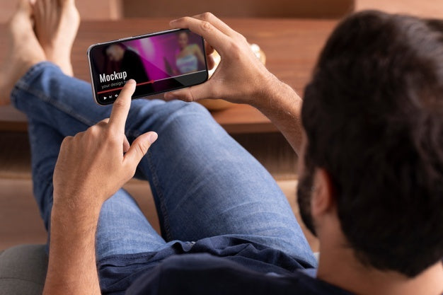 Free Close Up Hands Holding Smartphone Mockup Psd