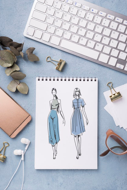 Free Flat Lay Notebook Mock-Up And Stationery Near Keyboard Psd