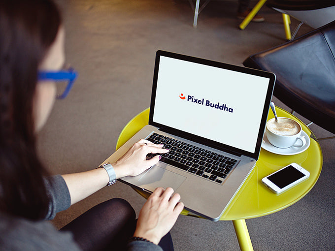 Free Macbook Photo Women Mock-up