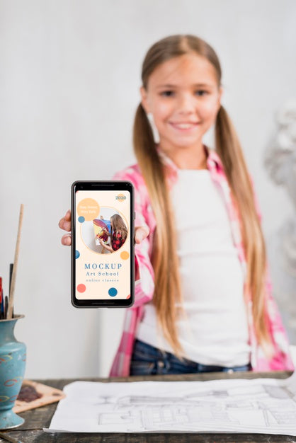 Free Front View Of Girl Artist Holding Smartphone Psd