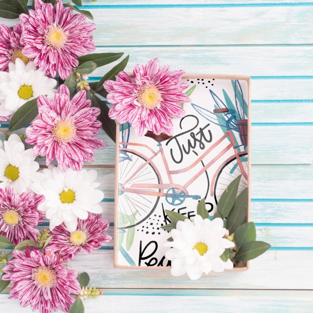 Free Gift Box Mockup With Floral Decoration Psd