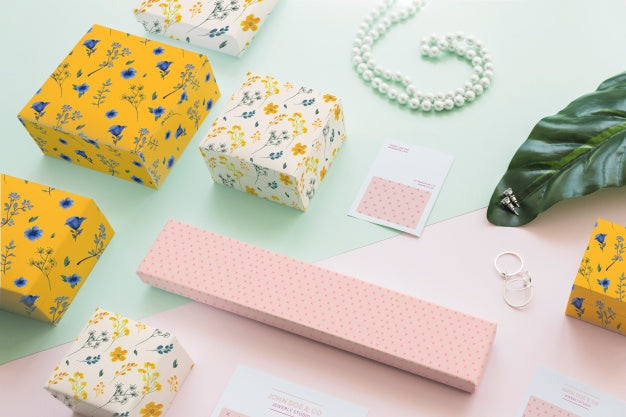 Free Jewelry And Packaging Mockup Concept Psd