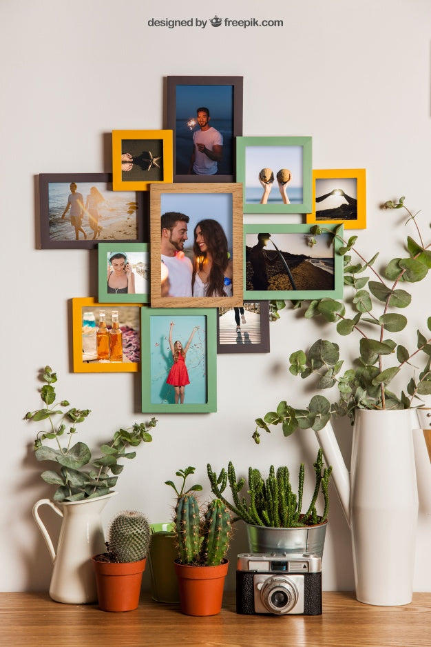 Free Many Frames On Wall With Floral Decoration Psd
