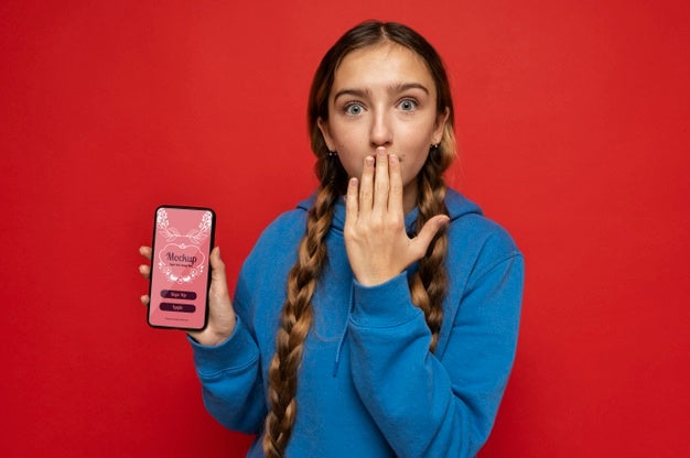 Free Medium Shot Girl Holding Smartphone Psd