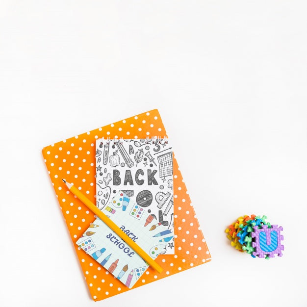 Free Notepad Mockup With Back To School Concept Psd
