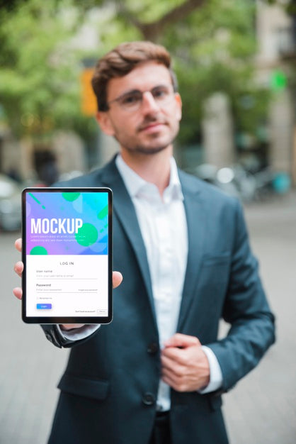 Free Professional Businessman Holding A Tablet Psd