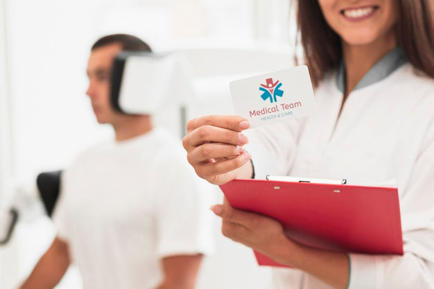 Free Smiley Female Doctor Holding Mock-Up Clinical Card Psd