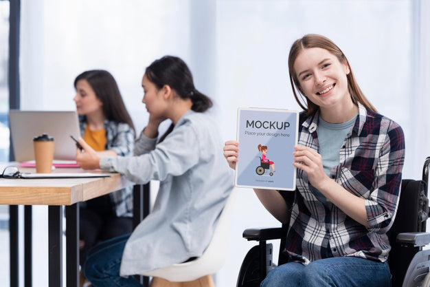 Free Smiley Woman In Wheelchair At Work With Colleagues Psd