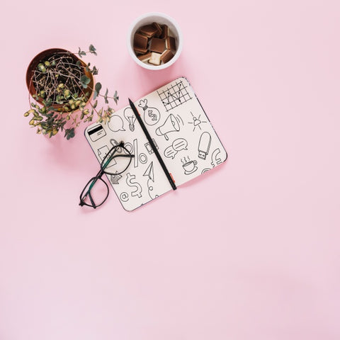 Free Social Media And Internet Mockup With Booklet Or Cover Psd