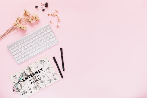 Free Social Media And Internet Mockup With Booklet Or Cover Psd