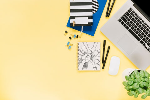 Free Social Media And Internet Mockup With Booklet Or Cover Psd