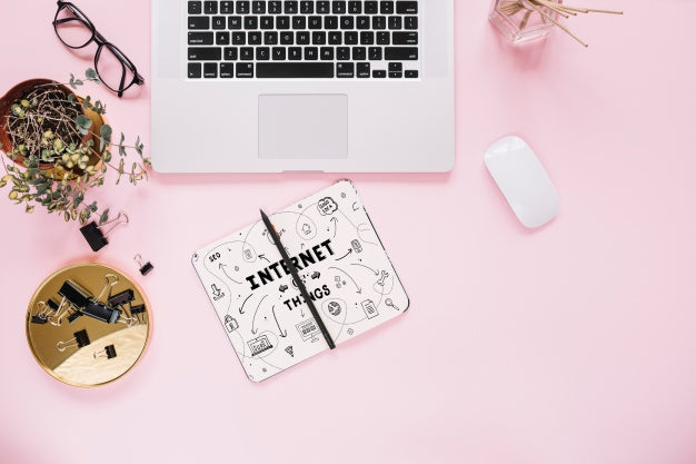 Free Social Media And Internet Mockup With Laptop Keyboard Psd