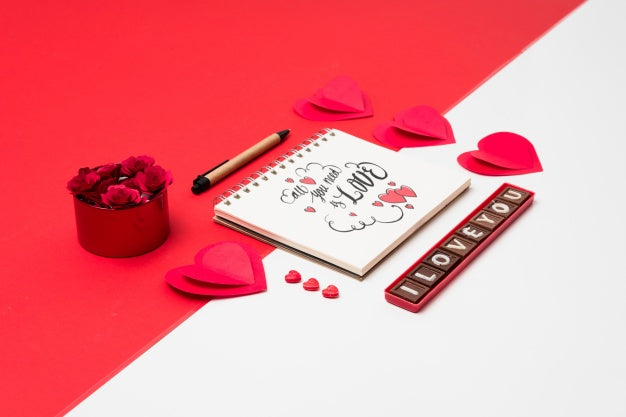 Free Spiral Notebook Mockup With Valentine Concept Psd