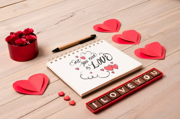 Free Spiral Notebook Mockup With Valentine Concept Psd