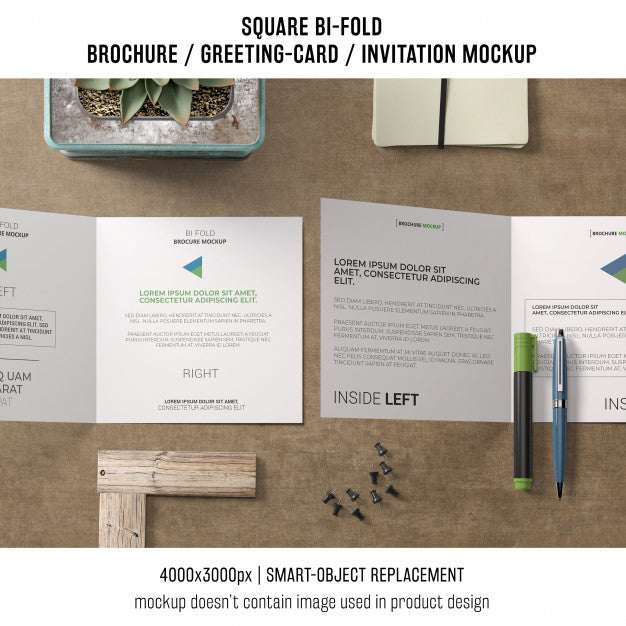 Free Square Bi-Fold Brochure Or Greeting Card Mockup In Top View Psd