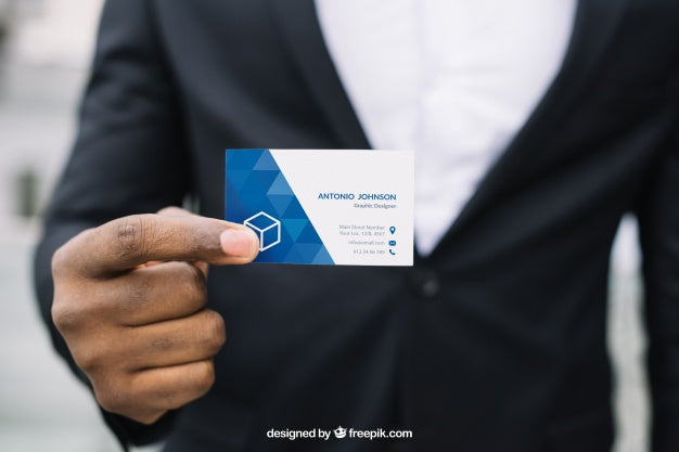 Free Stylish Businessman Holding Business Card Mockup Psd