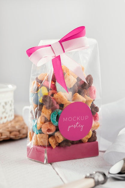 Free Tasty Pastry In Transparent Packaging Mockup Psd