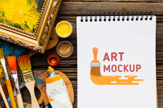 Free Top View Brushes On Wooden Background Psd