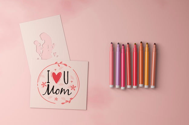 Free Top View Mother'S Day Card And Markers With Mock-Up Psd