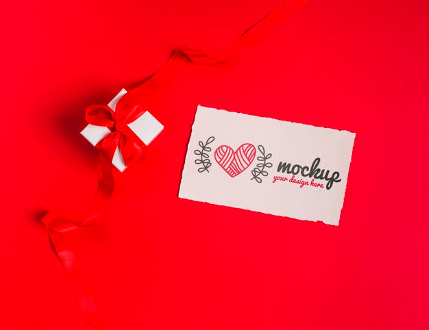 Free Top View Present With Ribbon And Tag Psd