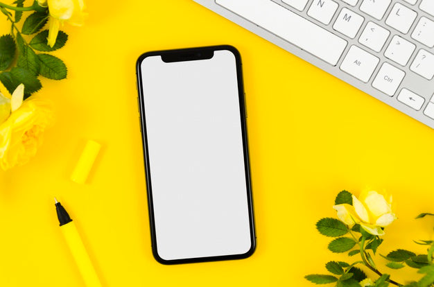 Free Top View Smartphone Mock-Up With Pen And Flowers Psd