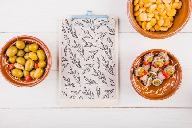Free Traditional Spanish Food Mockup With Clipboard Psd