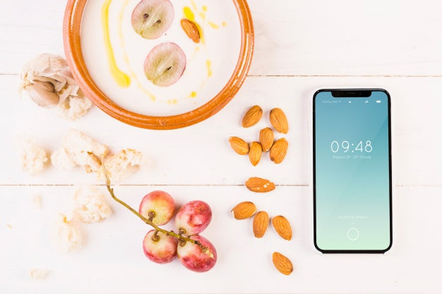 Free Traditional Spanish Food Mockup With Smartphone Psd