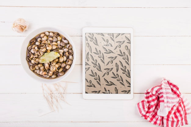 Free Traditional Spanish Food Mockup With Tablet Psd