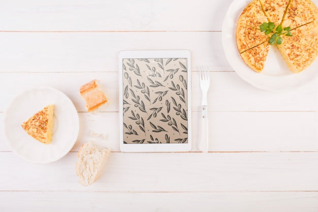 Free Traditional Spanish Food Mockup With Tablet Psd
