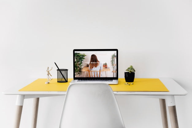 Free Website Mockup With Laptop On Desk Psd