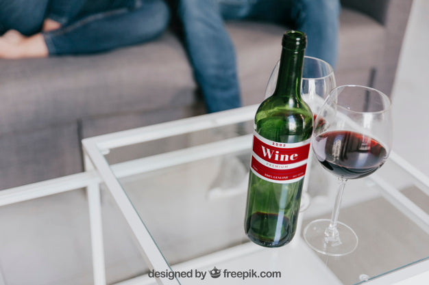 Free Wine Mockup With Couple On Couch Psd