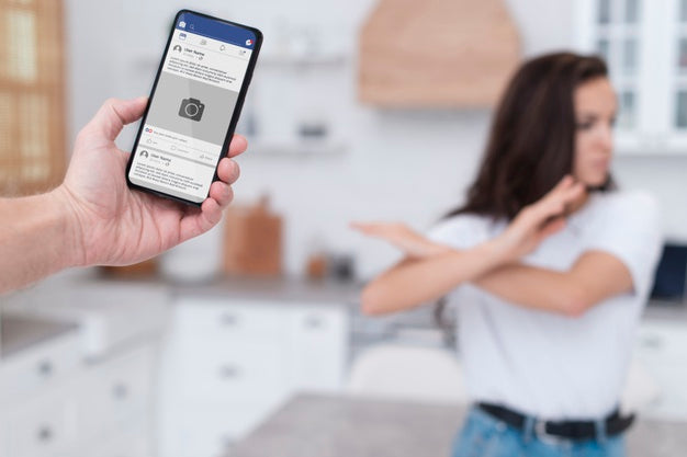 Free Woman Refusing To Be Addicted To A Phone Psd