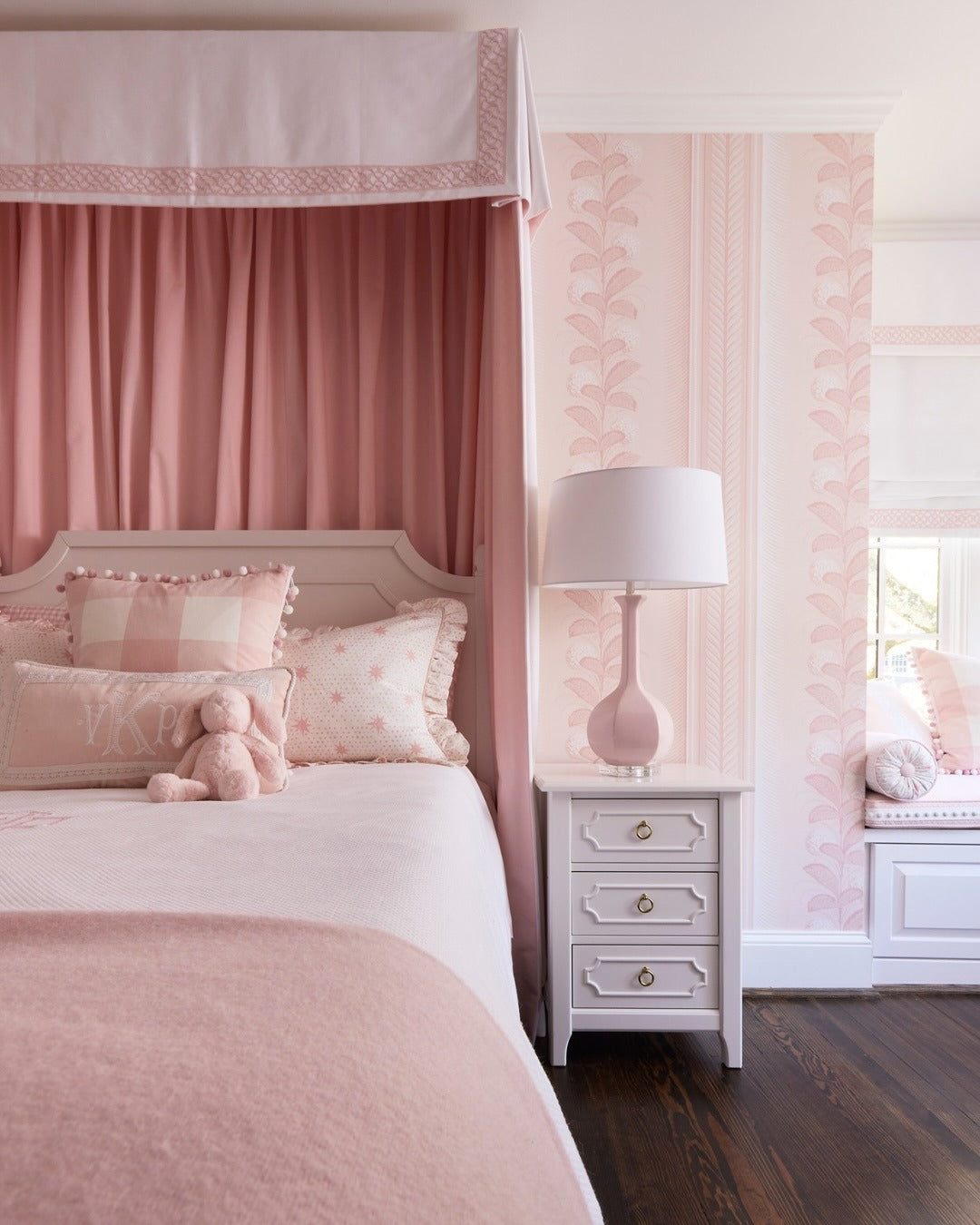 25 Feminine Pink and White Bedroom Ideas With Personality