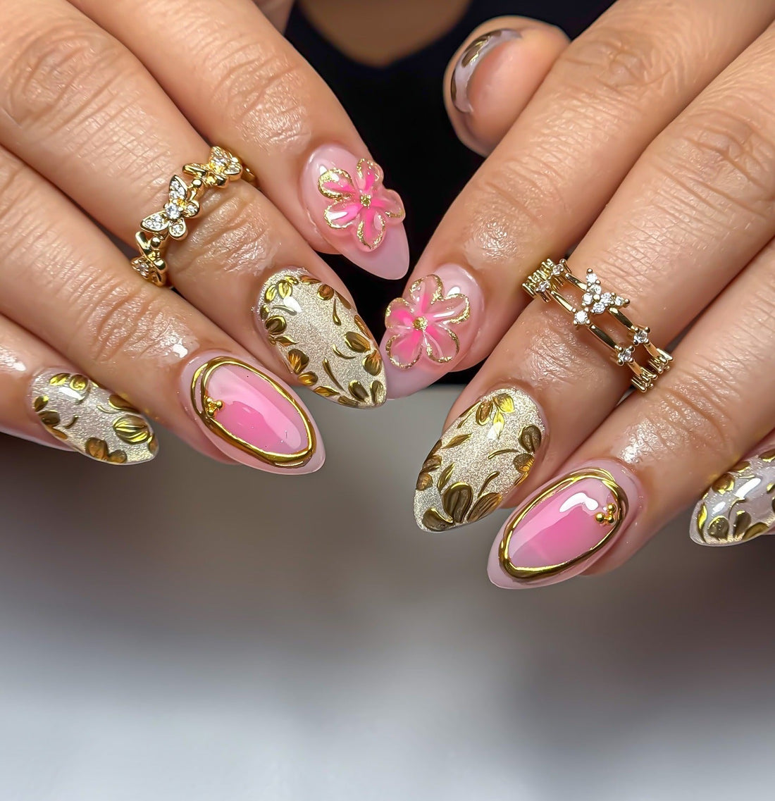 25 Eye-Catching Nail Ideas with Gold Flair