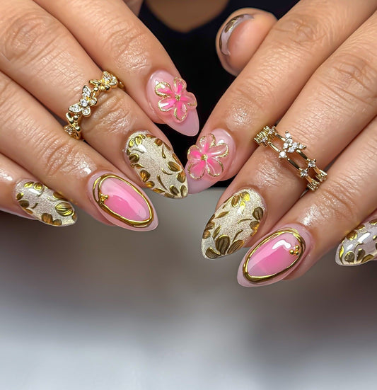 25 Eye-Catching Nail Ideas with Gold Flair