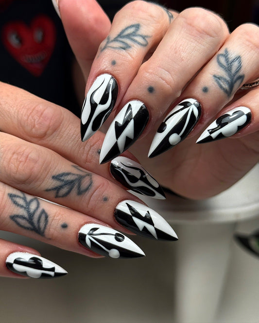 18 Simple Yet Striking Black and White Nail Ideas
